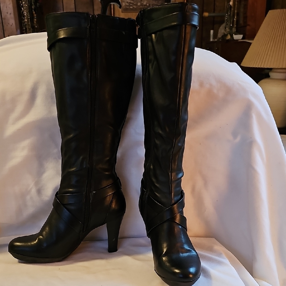 Sleek Black Heeled Women's Boots